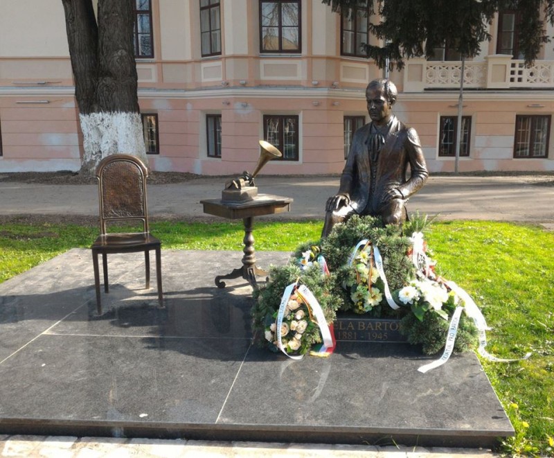 A megkoszorúzott Bartók-szobor 2016. április 2-án